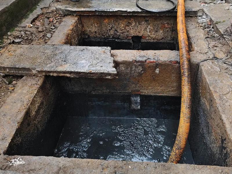 花园路清理化粪池